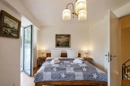 Schlafzimmer 1: 1 Doppelbett (180x200), TV, Zugang zum Balkon FeWo Ostsee Bernstein in PRORA - 5.01