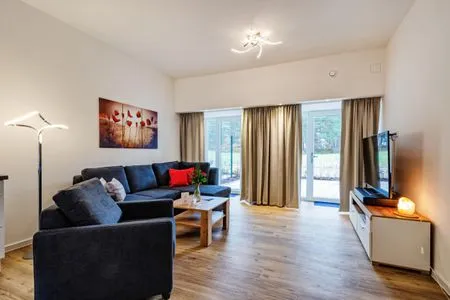 Wohnzimmer: Schlafsofa, TV (Netflix mit eigenen Zugangsdaten möglich),Zugang zur Terrasse FeWo Ostseebrise in PRORA - 5.03