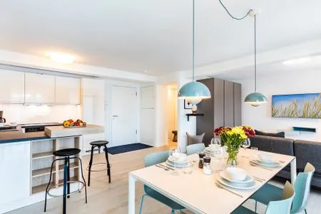 Wohnzimmer: Schlafsofa, TV, Zugang zum Balkon FeWo Ostseeliebe in PRORA - 2.43