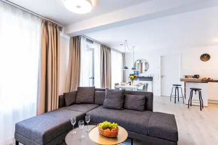 Wohnzimmer: Schlafsofa, TV, Zugang zum Balkon FeWo Ostseeliebe in PRORA - 2.43