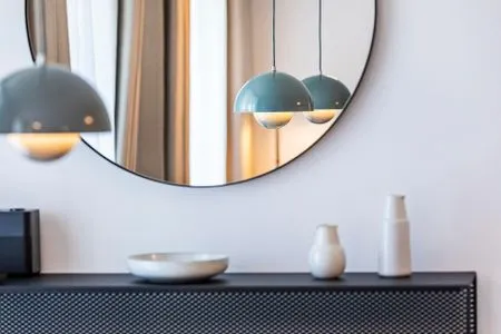 Wohnzimmer: Schlafsofa, TV, Zugang zum Balkon FeWo Ostseeliebe in PRORA - 2.43