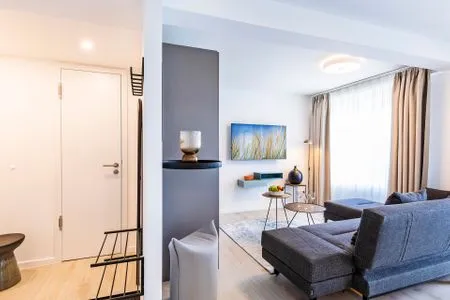 Wohnzimmer: Schlafsofa, TV, Zugang zum Balkon FeWo Ostseeliebe in PRORA - 2.43