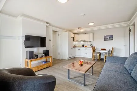 Wohnzimmer: Schlafsofa, TV, Zugang zum Balkon FeWo Ostwind in PRORA - 5.43