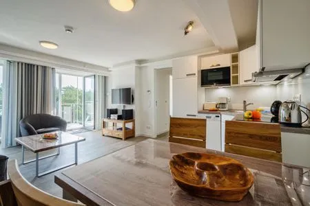 Wohnzimmer: Schlafsofa, TV, Zugang zum Balkon FeWo Ostwind in PRORA - 5.43