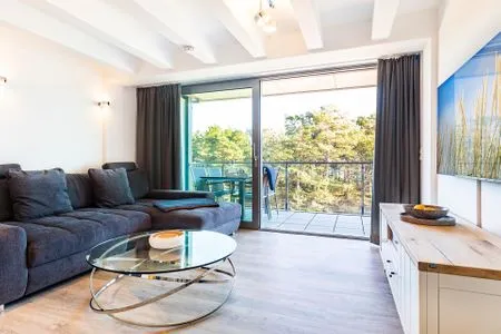 Wohn-/Essbereich: Schlafsofa, TV, Insektenschutz, Zugang zum Balkon mit Tisch und 4 Stühlen FeWo Pontos in PRORA - 4.35