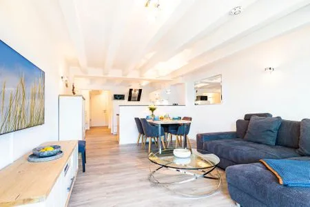 Wohn-/Essbereich: Schlafsofa, TV, Insektenschutz, Zugang zum Balkon mit Tisch und 4 Stühlen FeWo Pontos in PRORA - 4.35