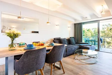 Wohn-/Essbereich: Schlafsofa, TV, Insektenschutz, Zugang zum Balkon mit Tisch und 4 Stühlen FeWo Pontos in PRORA - 4.35