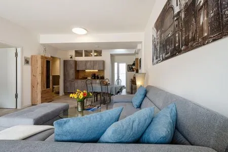 Wohnzimmer: Schlafsofa und Sessel, TV, Essbereich, Zugang zur Terrasse FeWo Proras Strandhaus in PRORA - 9.03