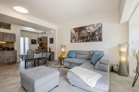 Wohnzimmer: Schlafsofa und Sessel, TV, Essbereich, Zugang zur Terrasse FeWo Proras Strandhaus in PRORA - 9.03