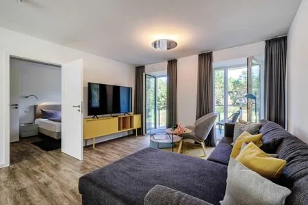 Wohn/Essbereich: Sofa, Sitz- und Essbereich, TV, Zugang zum Balkon FeWo Oceanview in PRORA - 5.13