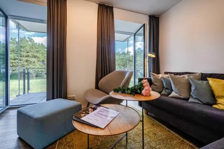 Wohn/Essbereich: Sofa, Sitz- und Essbereich, TV, Zugang zum Balkon FeWo Oceanview in PRORA - 5.13