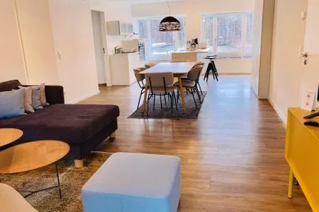 Wohn/Essbereich: Sofa, Sitz- und Essbereich, TV, Zugang zum Balkon FeWo Oceanview in PRORA - 5.13