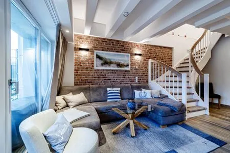 Wohnzimmer: Schlafsofa, TV, Essbereich, Zugang zur Terrasse FeWo Sandburg in PRORA - 9.01