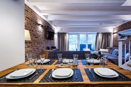 Wohnzimmer: Schlafsofa, TV, Essbereich, Zugang zur Terrasse FeWo Sandburg in PRORA - 9.01