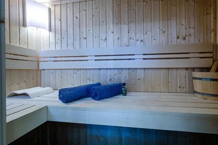 Badezimmer 1: Bad mit Regendusche, Haartrockner, WC, Sauna, Bidet FeWo Sandburg in PRORA - 9.01