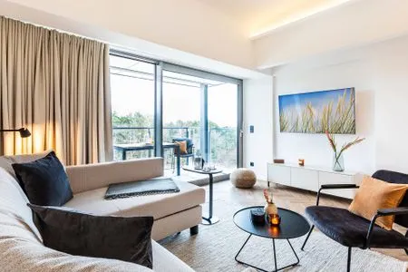 Wohn/Essbereich: Schlafsofa, Smart-TV, Zugang zum Balkon mit Strandkorb, Tisch und Stühlen FeWo Sanddorn in PRORA - 3.53