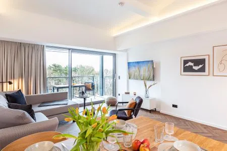 Wohn/Essbereich: Schlafsofa, Smart-TV, Zugang zum Balkon mit Strandkorb, Tisch und Stühlen FeWo Sanddorn in PRORA - 3.53