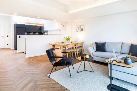 Wohn/Essbereich: Schlafsofa, Smart-TV, Zugang zum Balkon mit Strandkorb, Tisch und Stühlen FeWo Sanddorn in PRORA - 3.53