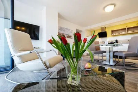 Wohnzimmer: Schlafsofa, TV, Essbereich, Zugang zum Balkon FeWo Sanddüne in PRORA - 6.42