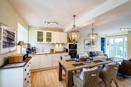 Wohnbereich/Essbereich: Sofa, TV, Treppenaufgang zur Dachterrasse, Zugang zum Balkon FeWo Sealion Dachterrasse in PRORA - 5.51