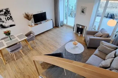 Wohnzimmer: Sitzecke, TV, Essbereich, Zugang zur Terrasse FeWo Seaside in PRORA Maisonette mit Terrasse, Waschmaschine & E-Ladesäule - 9.06
