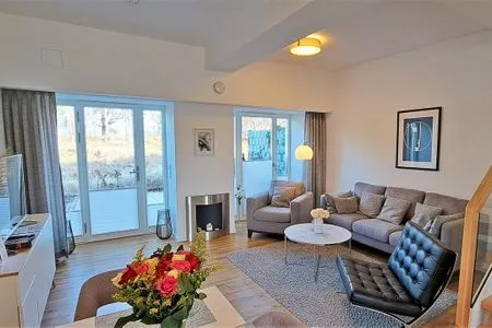 Wohnzimmer: Sitzecke, TV, Essbereich, Zugang zur Terrasse FeWo Seaside in PRORA Maisonette mit Terrasse, Waschmaschine & E-Ladesäule - 9.06