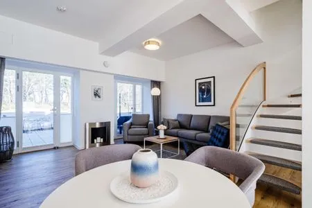 Wohnzimmer: Sitzecke, TV, Essbereich, Zugang zur Terrasse FeWo Seaside in PRORA Maisonette mit Terrasse, Waschmaschine & E-Ladesäule - 9.06