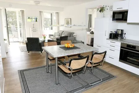 Wohnzimmer: Schlafsofa, TV, Zugang zum Balkon FeWo Strandgut in PRORA - 5.25