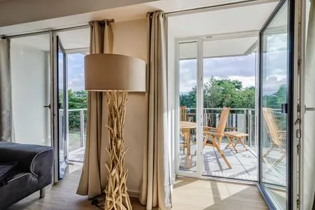 Wohnzimmer: Sofa, TV, Zugang zum Balkon FeWo Se(e)hnsucht in PRORA - 9.32