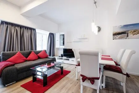 Wohn- /Essbereich: Couch, Schlafsofa, TV , Essbereich, Zugang zur Terrasse FeWo Seepferdchen in PRORA - 9.07