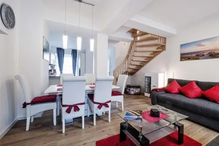 Wohn- /Essbereich: Couch, Schlafsofa, TV , Essbereich, Zugang zur Terrasse FeWo Seepferdchen in PRORA - 9.07