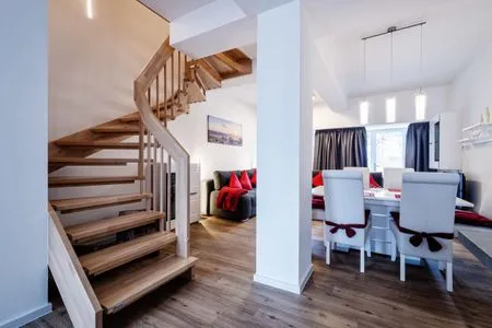 Wohn- /Essbereich: Couch, Schlafsofa, TV , Essbereich, Zugang zur Terrasse FeWo Seepferdchen in PRORA - 9.07