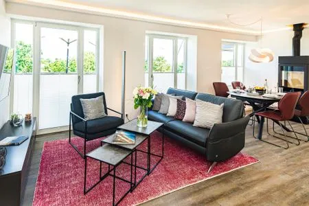 Wohnbereich/Essbereich: Sofa, TV, Beschattungs-Plissess, Treppenaufgang zur Dachterrasse, Zugang zum Balkon FeWo Sky Lodge Dachterrasse in PRORA - 8.51b