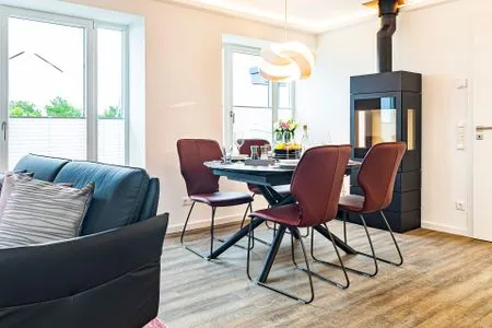 Wohnbereich/Essbereich: Sofa, TV, Beschattungs-Plissess, Treppenaufgang zur Dachterrasse, Zugang zum Balkon FeWo Sky Lodge Dachterrasse in PRORA - 8.51b