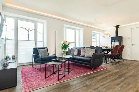 Wohnbereich/Essbereich: Sofa, TV, Beschattungs-Plissess, Treppenaufgang zur Dachterrasse, Zugang zum Balkon FeWo Sky Lodge Dachterrasse in PRORA - 8.51b