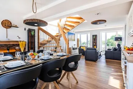 Wohnbereich/Essbereich: Schlafsofa (140x200), TV, Zugang zum Balkon FeWo Sky Suite Proradies Dachterrasse in PRORA - 8.51a