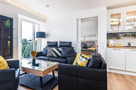 Wohnbereich/Essbereich: Schlafsofa (140x200), TV, Zugang zum Balkon FeWo Sky Suite Proradies Dachterrasse in PRORA - 8.51a