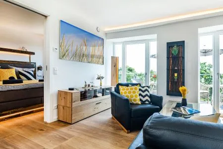 Wohnbereich/Essbereich: Schlafsofa (140x200), TV, Zugang zum Balkon FeWo Sky Suite Proradies Dachterrasse in PRORA - 8.51a