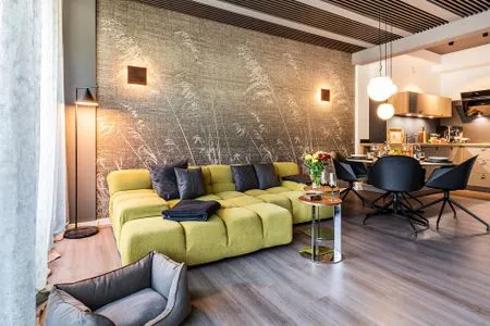 Wohn/Essbereich: Sofa, Sitzbereich, Essbereich, TV, Zugang zur Terrasse FeWo strandoffice in PRORA - 8.06