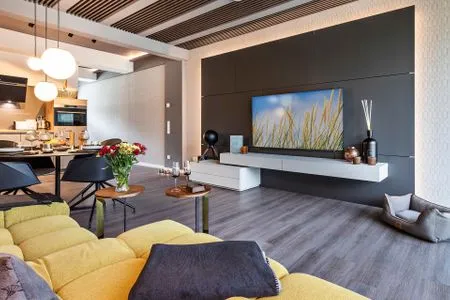 Wohn/Essbereich: Sofa, Sitzbereich, Essbereich, TV, Zugang zur Terrasse FeWo strandoffice in PRORA - 8.06