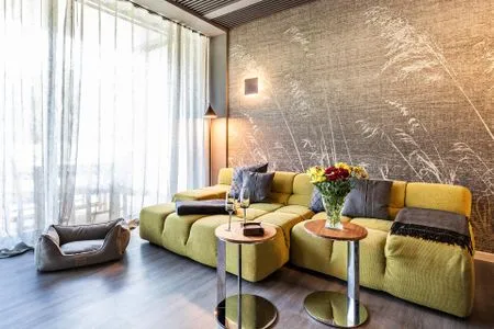 Wohn/Essbereich: Sofa, Sitzbereich, Essbereich, TV, Zugang zur Terrasse FeWo strandoffice in PRORA - 8.06