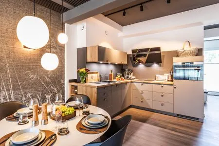 Wohn/Essbereich: Sofa, Sitzbereich, Essbereich, TV, Zugang zur Terrasse FeWo strandoffice in PRORA - 8.06