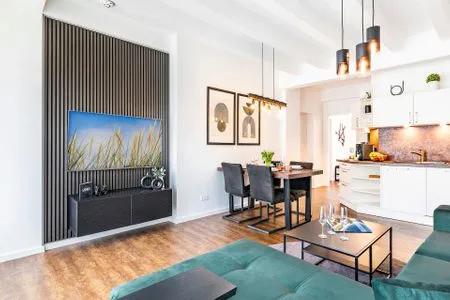 Wohn/Essbereich: Schlafsofa, Essbereich,TV, Zugang zur Terrasse FeWo Smaragd in PRORA - 3.03