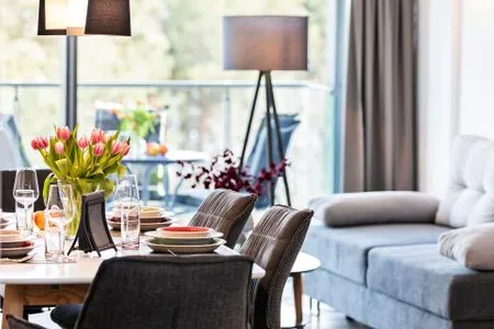 Wohn-/Essbereich: Sofa, Sitzgruppe, Essbereich, TV, Zugang zum Balkon FeWo Sternenblick Dachterrasse in PRORA - 4.54