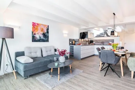 Wohn-/Essbereich: Sofa, Sitzgruppe, Essbereich, TV, Zugang zum Balkon FeWo Sternenblick Dachterrasse in PRORA - 4.54