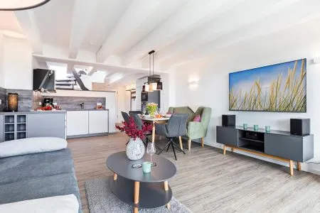 Wohn-/Essbereich: Sofa, Sitzgruppe, Essbereich, TV, Zugang zum Balkon FeWo Sternenblick Dachterrasse in PRORA - 4.54