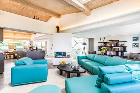 Wohnzimmer: Wohnlandschaft, Gas-Kamin, Smart TV, Essbereich, Ausgang zum Balkon, Insektenschutzgitter FeWo Stella Maris Dachterrasse in PRORA - 8.53