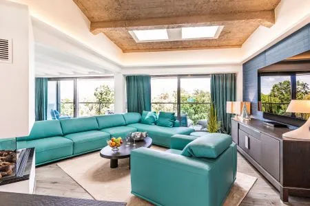 Wohnzimmer: Wohnlandschaft, Gas-Kamin, Smart TV, Essbereich, Ausgang zum Balkon, Insektenschutzgitter FeWo Stella Maris Dachterrasse in PRORA - 8.53