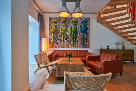 Wohn/Essbereich: Sofa, Sitzbereich, Essbereich, Flach-TV, Zugang zur Terrasse FeWo Steife Brise in PRORA - 3.05