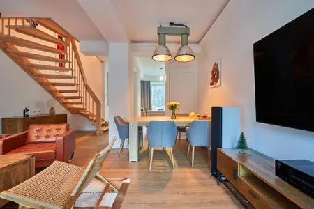 Wohn/Essbereich: Sofa, Sitzbereich, Essbereich, Flach-TV, Zugang zur Terrasse FeWo Steife Brise in PRORA - 3.05